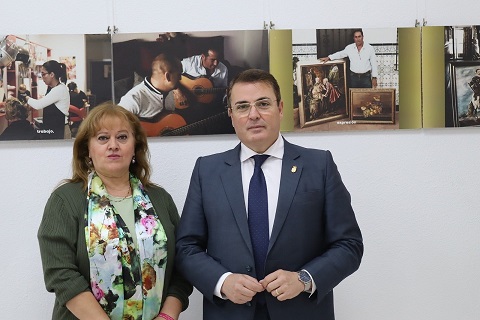 El Alcalde de Andújar visita una exposición fotográfica que conmemora el Día del Pueblo Gitano Andaluz.
