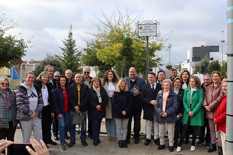 El Ayuntamiento de Andújar dedica un parque a la escritora Almudena Grandes.