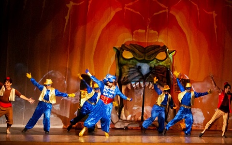 Linares recibe el estreno del musical tributo a “Aladdín” con un lleno de público en el Teatro Cervantes.