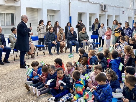 El delegado del Gobierno y el delegado de Desarrollo Educativo han celebrado el Día de la Bandera en el CEIP San Bartolomé de Andújar.