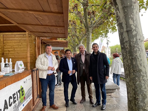 Reyes resalta la buena acogida a los AOVEs jiennenses en la Fiesta del Primer Aceite que se celebra en Alcalá de Henares.