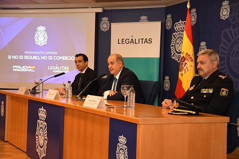 La Policía Nacional y la Fundación Legálitas se unen en una campaña para fomentar la seguridad en el comercio online.