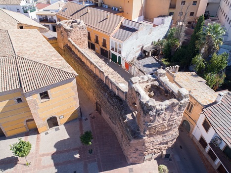 La Consejería de Turismo, Cultura y Deporte inicia las obras de conservación de dos torreones y lienzo de la muralla de Andújar.