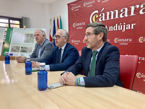 El delegado del Gobierno explica a empresarios de Andújar el impulso económico y social que supondrá la remodelación de la carretera A-311.