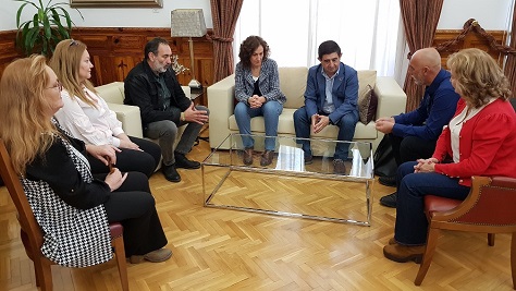 Francisco Reyes y Nuria López abordan la situación del campo jiennense y de las trabajadoras de ayuda a domicilio.