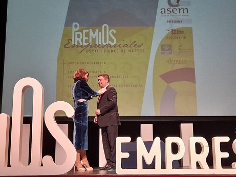 El presidente de la Diputación recibe la insignia de oro de la Asociación Empresarial Marteña.