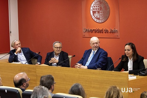 El escritor Juan Eslava Galán presentó su novela ‘La Reconquista contada para escépticos’ en los Encuentros con la Cultura de la UJA.