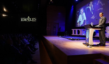 Juanma Moreno anuncia la renovación de los 12.000 profesionales sanitarios en 2023.