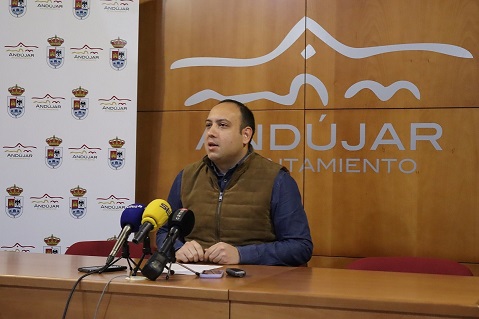El Ayuntamiento de Andújar presenta la nueva campaña comercial navideña “Rasca y Gana”.