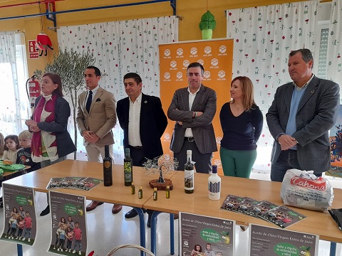 La campaña “AOVE de Jaén” promovida por Diputación y UPA-Jaén llega a más de un millar de escolares.