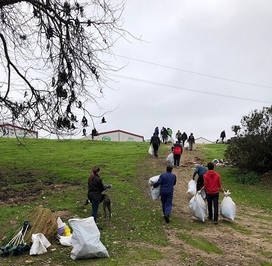 El Ayuntamiento de Andújar y la asociación de vecinos “Candil” realizan labores de limpieza en el entorno del río Guadalquivir.
