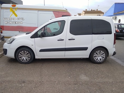 La Guardia Civil detiene a un individuo, con orden de alejamiento de su exmujer, a la que controlaba con una cámara de vigilancia.