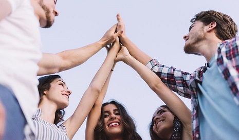 Más de 70 jóvenes iniciarán su proyecto empresarial gracias a la ayuda del Instituto Andaluz de la Juventud.