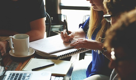 El IAM forma a un centenar de docentes para hacer frente a la brecha de género en el emprendimiento.