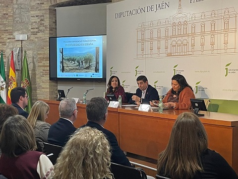 La subdelegada destaca que el Gobierno destina casi 20 millones de euros a mejorar la competitividad del sector turístico en la provincia.