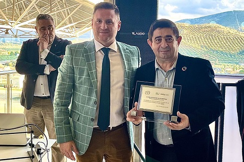 Francisco Reyes recibe un reconocimiento de Unibus por la colaboración de Diputación con las empresas de autobuses.