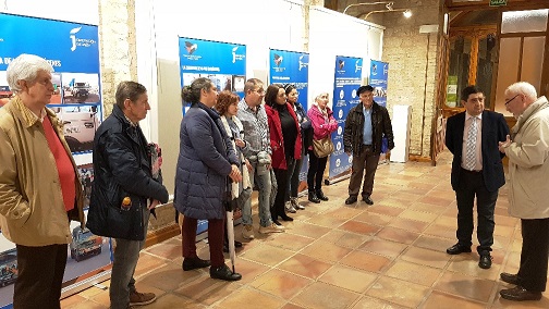 Francisco Reyes visita en la Diputación una exposición sobre los 20 años de ayuda a la población saharaui.