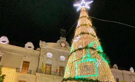 Diputación enciende la iluminación navideña de sus edificios con 151.000 puntos de luz de bajo consumo.