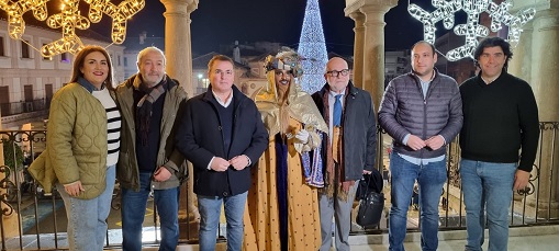 El alcalde de Andújar entrega la llave de la ciudad al Heraldo Real.