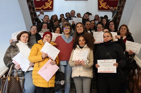 Más de 70 personas desempleadas reciben formación en materia sanitaria a través del Ayuntamiento de Andújar y Cruz Roja.