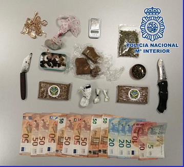 La Policía Nacional desmantela en Andújar un punto negro de venta de sustancias estupefacientes.