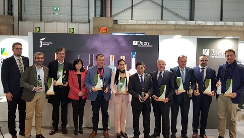 Reyes valora el esfuerzo de los olivareros para obtener un aceite de calidad en una campaña especialmente complicada.