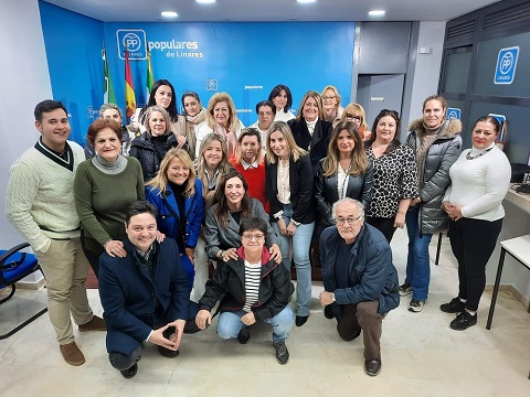 Dirigentes del Partido Popular mantienen un encuentro con mujeres de Linares.