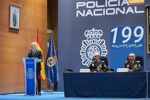 Grande-Marlaska destaca la “gran obra colectiva” que supone la Policía Nacional en el 199 aniversario de su creación.