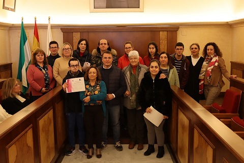 El alcalde de Andújar entrega diplomas acreditativos a los beneficiarios del convenio entre Aprompsi y Ayuntamiento.