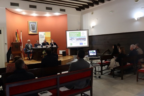 El alcalde de Andújar participa en unas jornadas empresariales sobre fondos europeos.