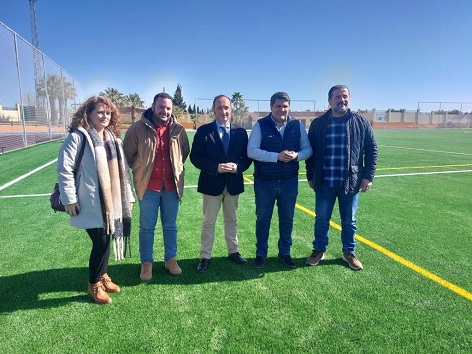 La Consejería de Turismo, Cultura y Deporte invierte más de 100.000€ en la mejora del campo de fútbol de Marmolejo.