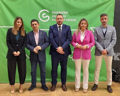 El presidente de la Diputación aboga por que toda la sociedad se implique en la lucha contra el cáncer.