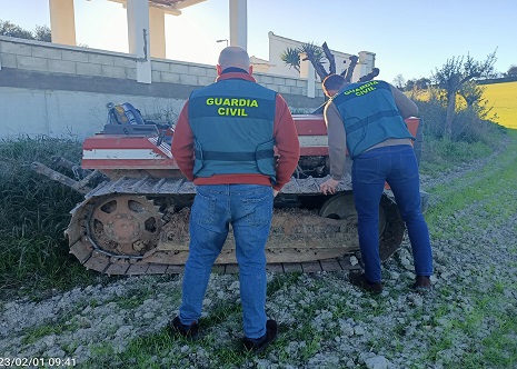 La Guardia civil detiene a un vecino de Lahiguera por el robo de un tractor de cadenas.