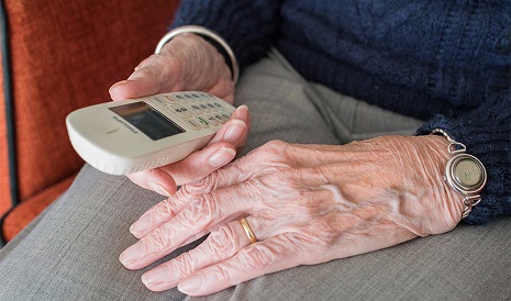 La Junta y farmacéuticos andaluces se alían como antídoto contra la soledad no deseada.