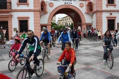 La subdelegada anima a los municipios de menos de 50.000 habitantes a concurrir a la convocatoria de ayudas para impulsar la movilidad ciclista.