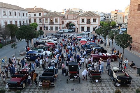 Más de una treintena de coches forman parte del XXI Encuentro de Vehículos Históricos “Ciudad de Andújar”.