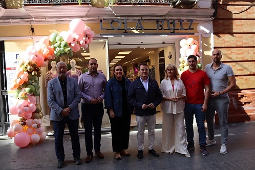 El alcalde de Andújar inaugura el nuevo establecimiento de moda “Lola Ruiz”.