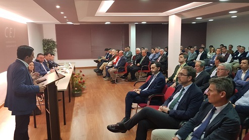 El presidente de la Diputación invita al empresariado a aprovechar las oportunidades que ofrecen los fondos Next Generation y el Cetedex.