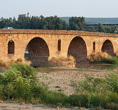La Policía Local de Andújar informa sobre la interrupción del tráfico en los accesos al Puente Romano del 3 al 10 de abril.