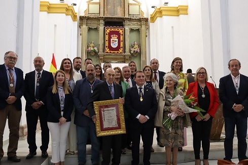 El doctor José Hernández Moreno recibe el título de Hijo Adoptivo de Andújar.