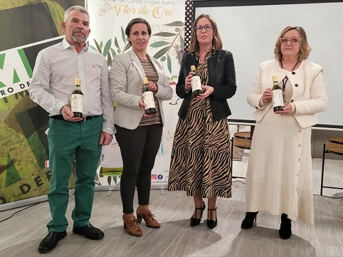 La delegada de Agricultura subraya el esfuerzo del sector del olivar en su apuesta por la calidad.