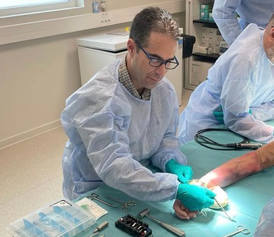 Traumatólogos del Hospital de Andújar se forman en nuevas técnicas de prótesis en la mano.