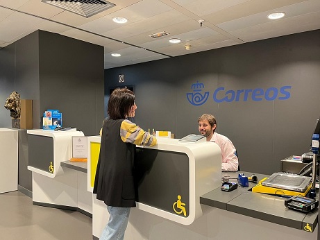 Correos y Unicaja Banco firman un protocolo para ampliar los servicios financieros en el mundo rural de España.
