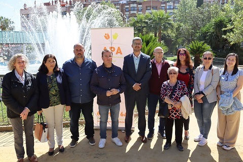 Andújar conmemora el Día Mundial del Parkinson con una plantación simbólica de tulipanes.