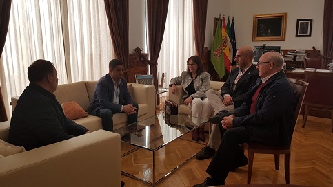 El presidente de Diputación se reúne con la Asociación de Belenistas de Jaén “Santo Rostro”.