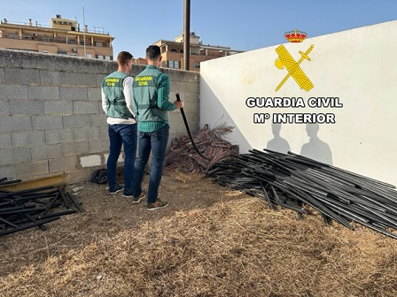 La Guardia Civil detiene a tres jóvenes por hurto de cableado eléctrico en Andújar.