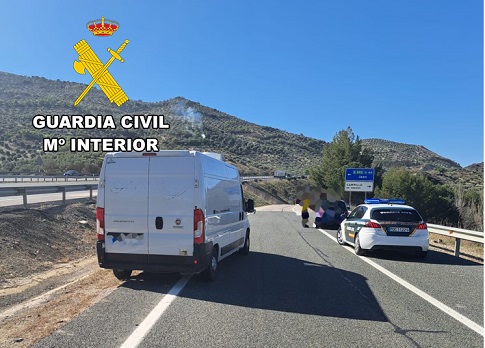 La Guardia Civil detiene al presunto autor del robo de una furgoneta cargada de medicamentos.