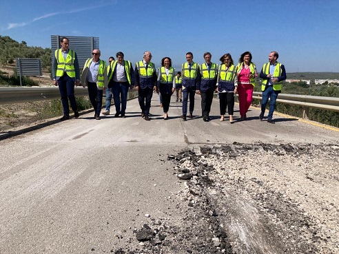 Cortada al tráfico la carretera A-6176 por las obras de reparación del firme entre Arjona y Marmolejo.