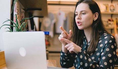 Casi 200 emprendedores universitarios que impulsan 123 proyectos se forman con ‘De idea a producto’.