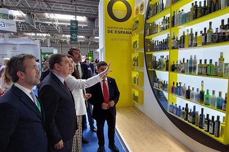 Planas defiende la excelencia del aceite de oliva, «un alimento cuya calidad debemos preservar».